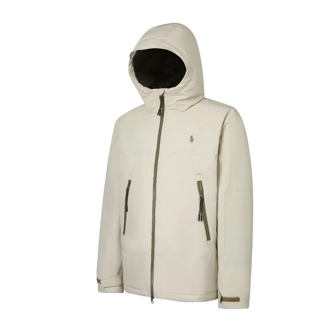 P970 Ralph Lauren Logo Hooded Down Jacket Fabric selection: High-density nylon taffeta with a density of about 210T-300T, smooth and slightly matte surface, excellent windproof and waterproof performance (with DWR water-repellent treatment), strong wrinkle resistance and easy care, in line with the "durable and practical" positioning of American leisure.  Lining fabric: 100% polyamide is used to create the lining. The high-density and tight weaving process prevents fine lint from emerging from the gaps in the fabric. The smooth surface improves the putting on and taking off experience, and the excellent wear and tear resistance ensures damage caused by frequent use, while the light and soft texture does not affect the overall weight.  High-quality filling: 90 white duck down is selected, with a weight of 220g, ensuring excellent thermal insulation performance. After strict screening and processing, the velvet is not easy to drill, ensuring durability. Style and cutting process: The classic jacket has a slightly loose fit, with a slightly dropped shoulder line (the shoulder width is 1-2cm wider than the standard fit). The length reaches the hips, and the sleeves are slightly tapered straight sleeves, taking into account freedom of movement and casual style.  Details: The adjustable Velcro on the cuffs allows you to freely adjust the tightness according to the thickness of your wrist and personal preferences, effectively preventing cold wind from intruding, and improving warmth retention performance.  In terms of storage, the two front zipper pockets are convenient for you to place frequently used items, and the zipper design ensures that items are not easily lost. A built-in pocket on the left side of the chest provides a safe storage space for some small private items.  The drawstring design at the hem allows you to adjust the shape of the jacket according to your body shape and dressing needs. Whether it is loose and casual or slim and neat, you can easily control it.  Embroidery technology: Polo horse logo on the left chest: flat satin stitch embroidery (satin embroidery), embroidery thread: 100% polyester high color fastness embroidery thread (the color number is consistent with the brand’s standard red color card), stitch density 12-15 stitches/cm, the outline of the horse logo is clear, and the details of the rider and horse are burr-free.  Embroidery positioning: precise positioning through the template (12cm from the neckline and 8cm from the placket) to ensure left and right symmetry and centering.  Accessories: One-to-one customized zipper sling, one-to-one customized zipper puller, one-to-one customized washable label SIZE: S M L XL